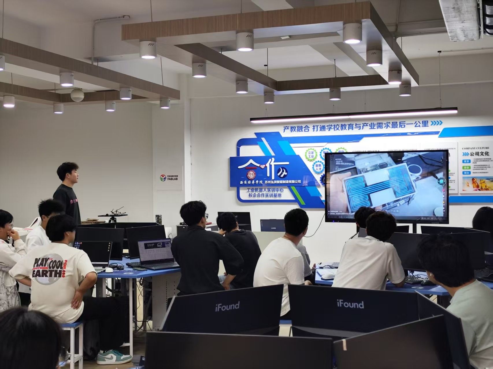 探前沿技術(shù)，拓創(chuàng)新視野——我校師生參觀上海慕尼黑電子展并舉辦前沿技術(shù)科普分享會(huì)